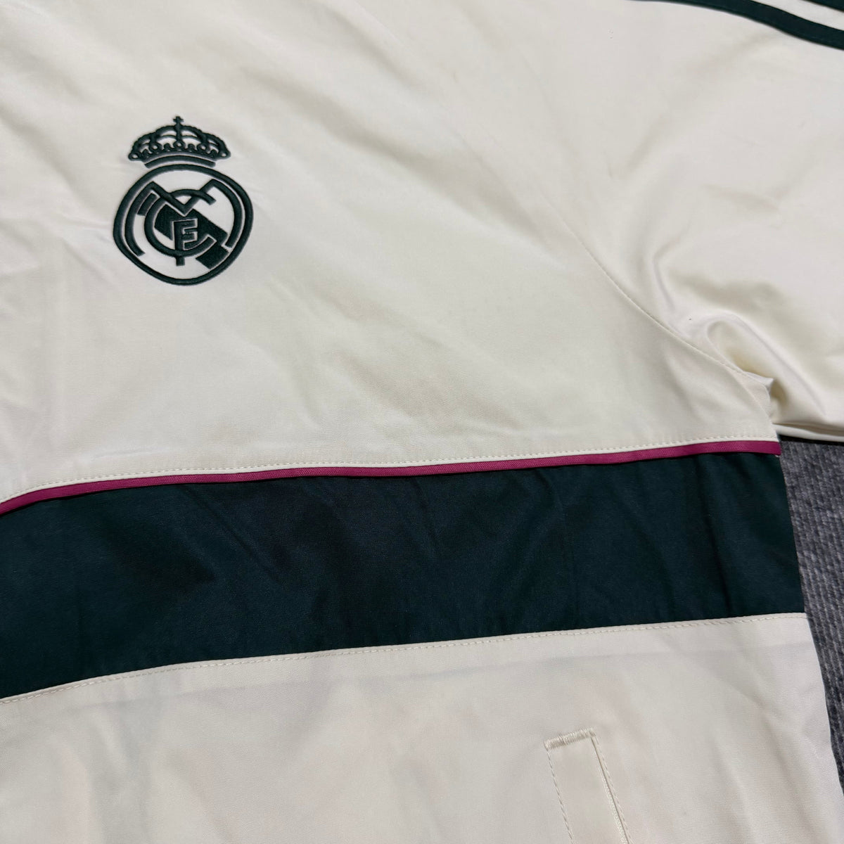 Real Madrid 26-27 models beige Windbreaker